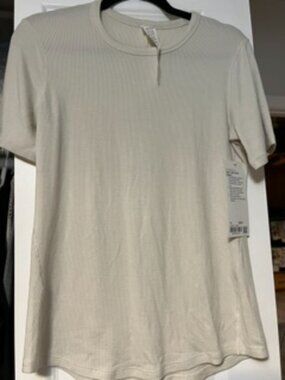 NWT Women's Lululemon Cream Hold Tight Short Sleeve Shirt Size 10